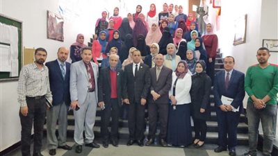 رئيس جامعة دمنهور يكرم الطلاب المتميزين في النشاط العلمي بكلية الصيدلة