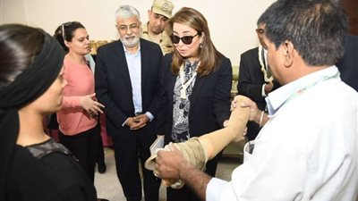 غادة والي توزع ١٠٠ شهادة أمان و٢٠ عقد لمشروعات متناهية الصغر  بأسيوط