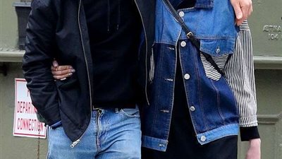 بالصور..رامي مالك في حضن صديقته لوسي في نيويورك