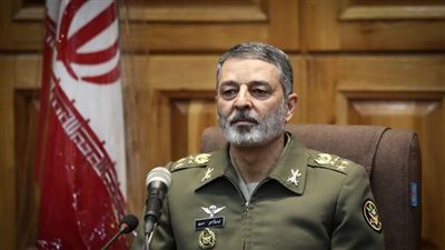 قائد الجيش الإيراني يدعو قوات بلاده إلى التأهب للحرب