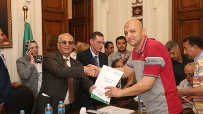 بالصور.. رئيس حزب الوفد يسلم جوائز مسابقة 