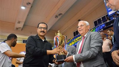 محافظ بورسعيد يسلم جوائز الفائزين بدورة الشركات الودية بالمدينة الرياضية