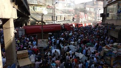 رجال الحماية المدنية يجرون عمليات تبريد حريق الموسكي