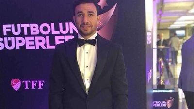 قاسم باشا يحتفل بتريزيجيه بعد اختياره ضمن التشكيل المثالي