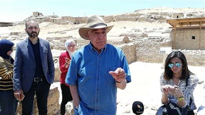 وزير الآثار وزاهي حواس يتفقدان مقابر بناة الأهرام