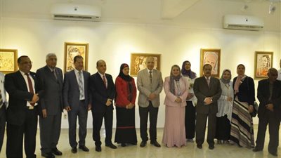 بالصور.. 15 عمل فني لشخصيات عامة بمعرض 