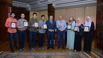 رئيس جامعة طنطا يكرم الطلاب الفائزين بكأس المركز الأول لعباقرة الجامعات