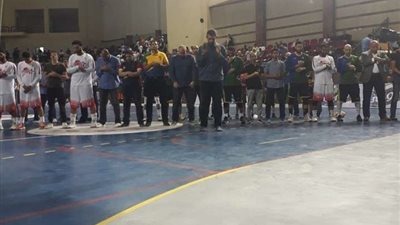 لاعبو الزمالك والجزيرة يؤدون صلاة المغرب  قبل انطلاق نهائي السوبر