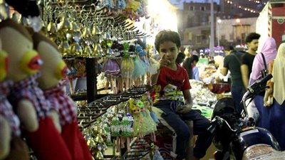 إقبال شديد من المواطنين على شراء الفوانيس والزينة الرمضانية |صور