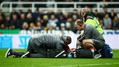 بعد إصابته في مواجهة نيوكاسل .. نقل محمد صلاح للمستشفي