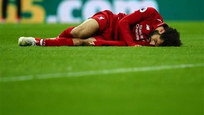 محمد صلاح يغادر ملعب ليفربول ونيوكاسل على قدميه وسط تحية محبيه