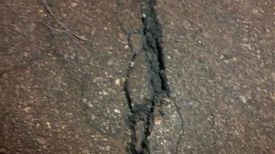 بالصور..  هبوط أرضي أمام حدائق الأهرام