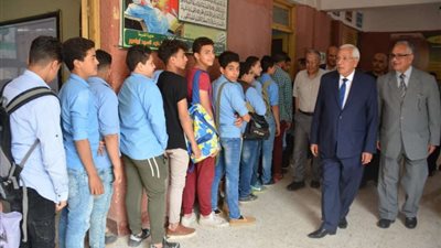 محافظ الدقهلية يطمئن على الفرق الطبية بمدرسة ميت بدر خميس