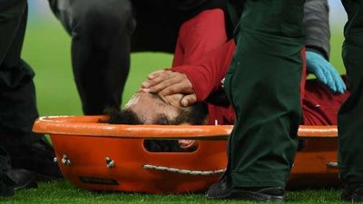 وزير الشباب والرياضة يطمئن على محمد صلاح بعد إصابته