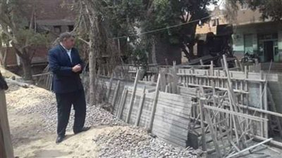 بالصور.. رئيس مركز ديرمواس بالمنيا يتابع أعمال تغطية ترعة البدرمان