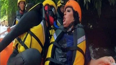 شاهد..فيفي عبده تنهال على رامز جلال بالضرب