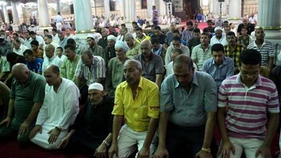بالصور.. المصريون يؤدون صلاة القيام بـ 