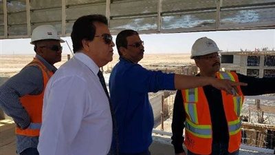 وزير التعليم العالى يتفقد منشآت جامعة العلمين الدولية للعلوم والتكنولوجيا