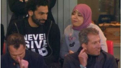 صلاح وزوجته يدعمان ليفربول في مواجهة برشلونة بدوري الأبطال