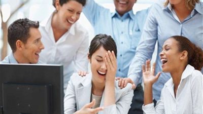 دراسة تكشف أهمية الحس الفكاهى على الحياة العملية