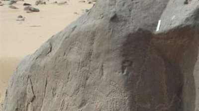 العثور على نقوش ملكية ترجع للعصر الحجري بالصحراء الشرقية