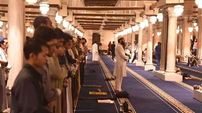 صور .. فى ثالث أيام رمضان توافد المصلين لأداء صلاة الترويح بالجامع الأزهر