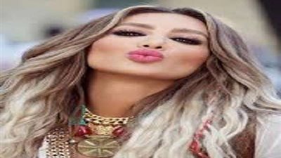 شاهد..  مايا دياب في فستان زفاف مثير للجدل