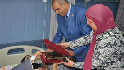 رئيس جامعة الأزهر يزور طالبة الشريعة والقانون بمستشفى الزهراء