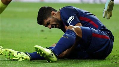 رسمياً.. برشلونة يعلن إصابة سواريز