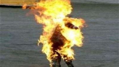 عامل يشعل النار في 