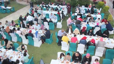 محافظ بورسعيد يشارك  العاملين بالأحياء الأفطار في ثالث أيام شهر رمضان