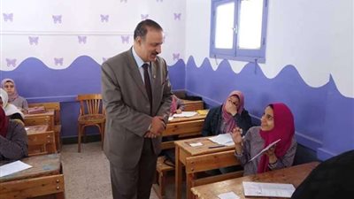 وكيل تعليم بني سويف يتفقد لجان الامتحانات بالمحافظة