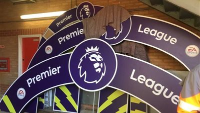 قبل ساعات من اللقاء.. منصة التتويج تتواجد في ملعب أنفيلد