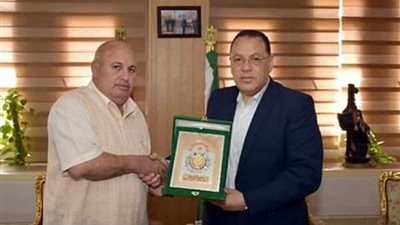 محافظ الشرقية يُكرم رئيس مجلس مدينة ديرب نجم السابق تقديرًا لمجهوداته