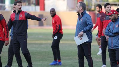 الجهاز الفني للأهلي يشاهد ملخص مباريات إنبي استعدادًا للقاء الخميس