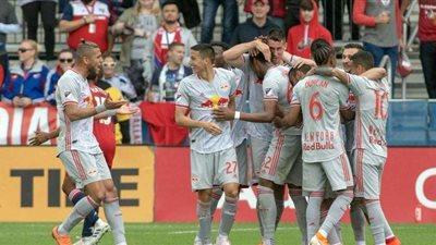 عمرو طارق يشارك في انتصار ريد بولز على دالاس بالدوري الأمريكي