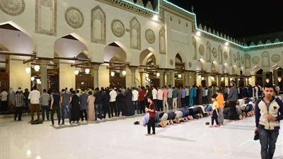 صور .. فى تاسع أيام رمضان توافد المصلين لأداء صلاة الترويح بالجامع الأزهر