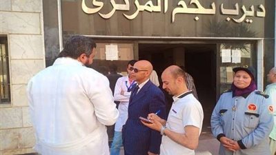 وكيل وزارة الصحة بالشرقية يتفقد مستشفى ديرب نجم