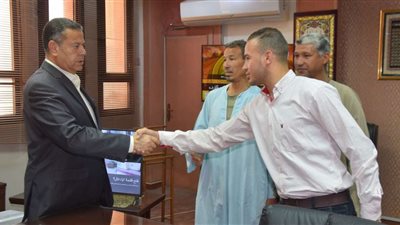 محافظ بنى سويف يسلم 20 ألف جنيه لأسرتي شهيدين من القوات المسلحة