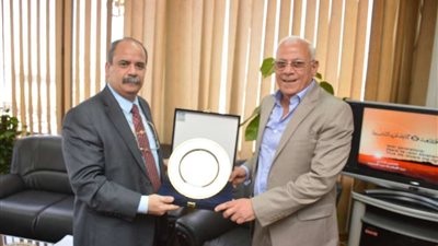 محافظ بورسعيد يكرم مدير القوى العاملة عقب ترقيته