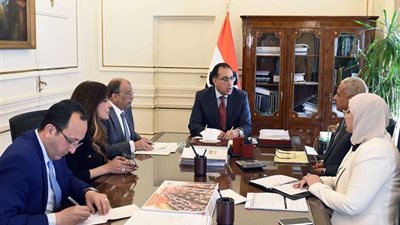 رئيس الوزراء يستعرض الخطط المقترحة لتطوير السويس والخدمات المقدمة