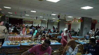 بالصور.. رئيس جامعة المنيا يشارك طلاب المدن الجامعية إفطار رمضان