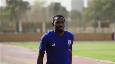 الجهاز الفني للأهلي يطمئن على أجايي