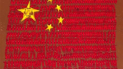 مئات السباحين يشكلون أكبر علم صيني على بحيرة مدينة يونتشنج