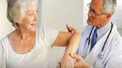 استشاري عظام يوضح أكثر الأجزاء في الجسم المعرضة للشيخوخة