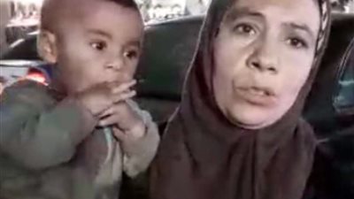 شاهد.. امرأة تحت خط الفقر تعطي درسًا للكفاح في بورسعيد