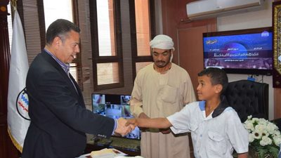 بعد تداول قصته.. محافظ بني سويف يستقبل والد الطفل 