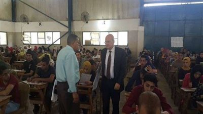 رئيس جامعة الزقازيق يتفقد لجان الامتحانات بكليتي التجارة والحقوق