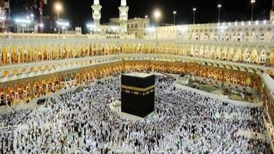 سقوط أمطارعلى المسجد الحرام والمعتمرون يستغلون اللحظة