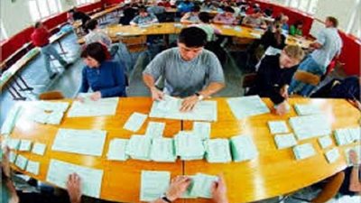 ناخبو سويسرا يصوتون حول قانون السلاح ومعايير الضرائب